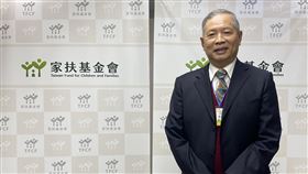 感念曾受家扶幫助　許泛舟加入認養行列逾20年家扶基金會19日在中油大樓國光廳舉辦2020年全國扶幼感謝暨表揚大會，其中，家扶認養人許泛舟出身貧困家庭，感念2名弟弟曾受惠家扶，後來決定加入認養行列，至今已逾20年，前後共認養過國內外5名孩童。中央社記者吳欣紜攝  109年12月19日