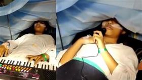 莎謬亞邊做開顱手術，邊唱歌、彈琴。（圖／翻攝自Birla醫院推特）