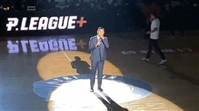 台灣職籃聯盟PLG開幕賽，在彰化體育館開打，執行長黑人陳建州面對球迷熱情支持，哽咽致謝。(圖／翻攝畫面)