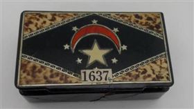 亞伯丁大學博物館在整理館藏時，發現1個老舊雪茄盒。（圖／翻攝自亞伯丁大學）