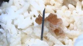 女子發現餐點中竟插有2公分的針頭。（圖／翻攝自湖南都市） 