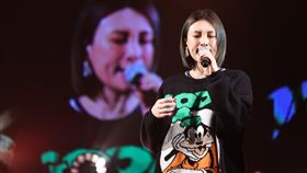 「金曲歌后」魏如萱與兩屆金曲獎最佳客語專輯得主黃子軒合作演唱國客雙語版《彼個所在》。（圖／新視紀整合行銷提供）
