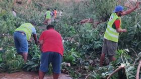 斐濟受強烈熱帶氣旋雅薩侵襲災損嚴重，被慈善組織比喻為戰火肆虐。圖為當地紅十字會義工協助災後復原。（圖取自twitter.com/FijiRedCross）