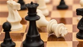  桌上的西洋棋下到一半，探險家認為這家人是突然消失、離開的。（圖／翻攝自pixabay）