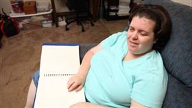 珠爾在眼睛滴入下水道清潔劑後，終於實現失明的夢想。（圖／翻攝自Jewel Shuping推特） 