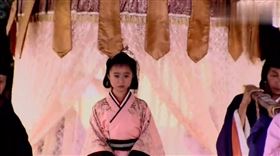 嬤逼她嫁舅舅！11歲女孩結婚30年「到死未孕」真相嚇壞（圖／翻攝自一起看好劇新浪視頻）