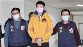 16:9
職籃球星不雅影片外流　警逮2嫌（2）職業籃球員譚傑龍遭色情詐騙集團設局側錄不雅影片並被恐嚇，刑事局19日帶回涉嫌架設色情網站的余姓男子（中）等2名嫌犯，訊後移送桃園地檢署偵辦。中央社記者張皓安攝　109年12月19日