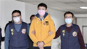 職籃球星不雅影片外流　警逮2嫌（2）職業籃球員譚傑龍遭色情詐騙集團設局側錄不雅影片並被恐嚇，刑事局19日帶回涉嫌架設色情網站的余姓男子（中）等2名嫌犯，訊後移送桃園地檢署偵辦。中央社記者張皓安攝　109年12月19日