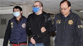 16:9
職籃球星不雅影片外流　警逮2嫌（3）職籃球員譚傑龍遭色情詐騙集團設局側錄不雅影片，並被恐嚇，刑事局獲報後19日循線帶回涉嫌下載影片、恐嚇被害人的劉姓嫌犯（中）等2人，訊後晚間移送檢方偵辦。中央社記者張皓安攝  109年12月19日