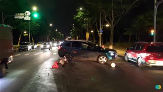 車輪磨出「生命線」！騎士自摔撞車