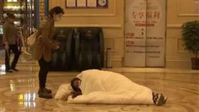 男夜闖客房！孕婦嚇破羊水　躺酒店大廳抗議▲。（圖／翻攝自澎湃新聞）