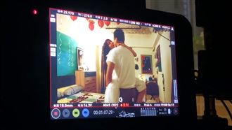 瑤瑤「床上激吻」片全曝！跨腿嗨夾男