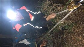 男子攀登油杉崙林道，不慎偏離步道墜谷，消防隊員摸黑聽聲辨位，找到男子墜谷位置，垂降100米成功救援。(圖／翻攝畫面)