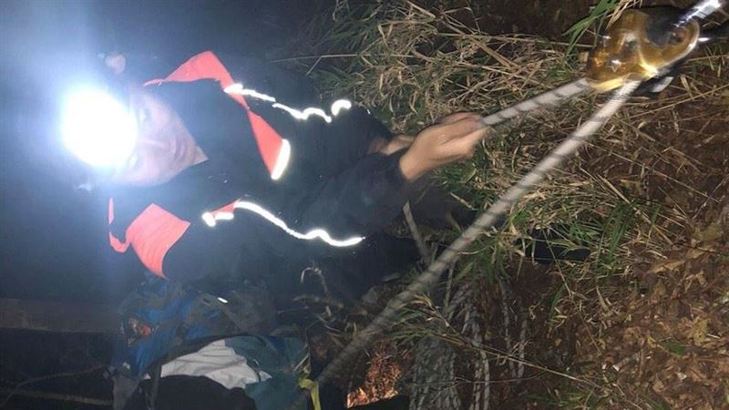 男登油杉崙林道墜谷百米　摸黑垂降救
