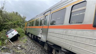 平溪轎車擦撞區間車！後輪騰空卡邊坡