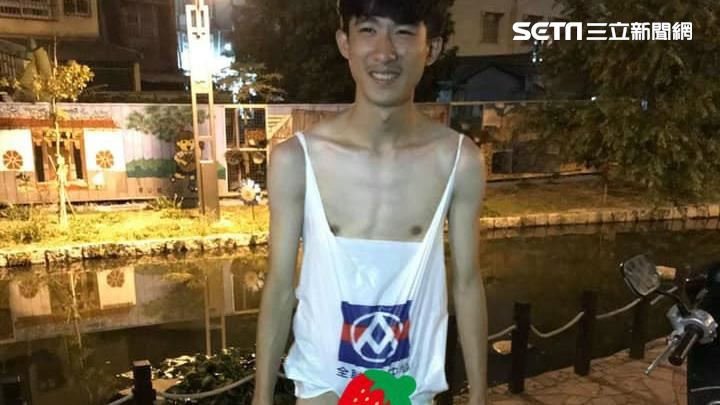 糗挫屎在褲子上　他全裸跳河穿塑膠袋