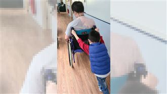 淚！消防員車禍失能　兒推輪椅畫面曝