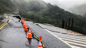 道路掉一塊！淡金公路8.4K「下雨坍方」　搶修管制中（圖／翻攝自幸福一工（交通部公路總局第一區養護工程處）臉書）