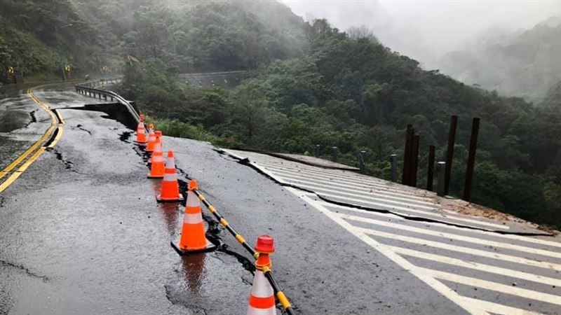 道路少一塊　台2線8.4K下雨坍方