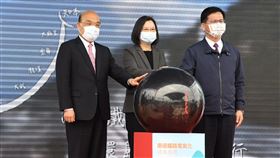 行政院長蘇貞昌20日至台東車站出席「台鐵南迴鐵路電氣化通車典禮」。（圖／行政院提供）