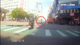 女疑誤闖紅燈險遭撞　騎士急閃慘自摔