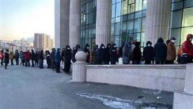 ▲長春市民一大早在零下20度氣溫下排長龍。（圖／翻攝自微博）