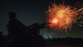 陸軍105榴彈砲射擊驚見「煙圈」　網友：這張厲害了(圖/青年日報提供)