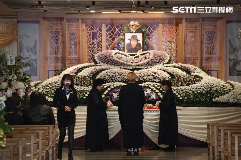 呂曉棟告別式謝金燕、翁立友、龍千玉、吳俊宏、許富凱等眾多藝人出席。（圖／記者楊澍攝影）