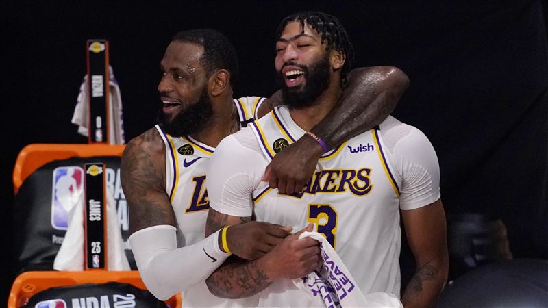 NBA／湖人球星比賽中「剪腳指甲」