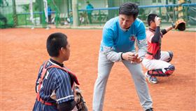 ▲高志綱在阿斯貝克訓練營指導捕手。（圖／主辦單位提供）