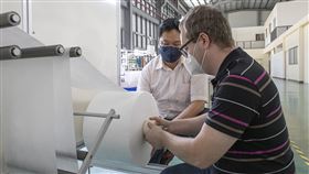 口罩整廠輸出  捷克技術人員來台學習設備操作InoCure技術專家多普尼克（Miroslav Doupnik）12月初自捷克飛抵台灣，在東建安廠房學習設備操作，並進行實機測試及材料特性驗證，19日返抵捷克。中央社記者陳韻聿攝  109年12月20日
