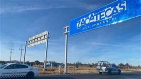 公路旁並排躺著7具男屍，身上都中了數槍。（圖／翻攝自薩卡特卡斯推特）