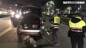 高雄市1對情侶騎車雙載疑未兩段式左轉遭撞飛，雙雙失去呼吸心跳送醫搶救。（圖／翻攝畫面）