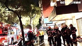 台北市大安區大樓驚傳火警，２名受困民眾昏迷送醫搶救。（圖／翻攝畫面）