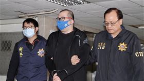 職籃球星不雅影片外流　警逮2嫌（3）職籃球員譚傑龍遭色情詐騙集團設局側錄不雅影片，並被恐嚇，刑事局獲報後19日循線帶回涉嫌下載影片、恐嚇被害人的劉姓嫌犯（中）等2人，訊後晚間移送檢方偵辦。中央社記者張皓安攝  109年12月19日