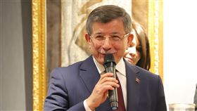 土耳其前總理達夫托葛魯土耳其執政黨正義發展黨中央執行委員會2日將前總理達夫托葛魯交付紀律委員會，建議予以開除黨籍。圖為達夫托葛魯1月11日在安卡拉出席畫展開幕致詞。中央社記者何宏儒安卡拉攝　108年9月3日