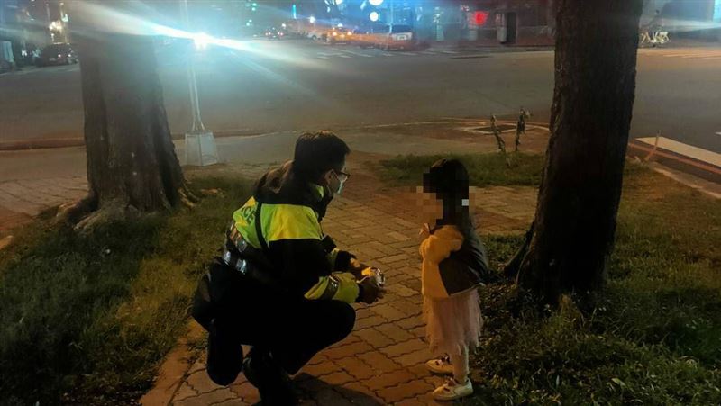 3歲童深夜遊蕩　壞叔叔一句話救了她