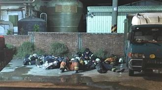 消防員累癱躺地睡　網心疼送愛心早餐