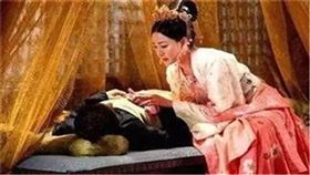 孝武帝因酒後胡言亂語引來殺機。（圖／翻攝自微博）