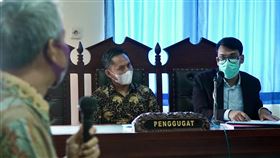 印尼同志警察法院爭人權印尼前外事警察德古（中）2年前因同志身分被解職，他向法院提告要求復職，盼這場官司能讓警方不再有歧視少數群體的專斷作為。圖為法院12月初首度開庭。（德古提供）中央社記者石秀娟雅加達傳真  109年12月21日