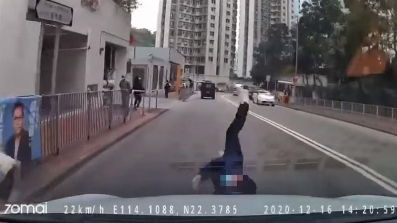 4歲童摔開媽媽手！闖紅燈遭車撞飛