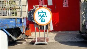  開門見鄰居大紅內褲晾門前　他羞恥爆（圖／翻攝自爆怨公社臉書）