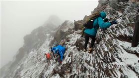 登山客巧遇玉山初雪，興奮拍照，雨雪交雜，攀登山壁濕滑險象環生。(圖／玉管處提供)