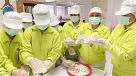 移民署北所受收容人體驗搓湯圓移民署北區事務大隊台北收容所21日應景舉辦搓湯圓活動，讓所內百餘名不同國家的受收容人體驗冬至的佳節氣氛。（移民署北區事務大隊台北收容所提供）中央社記者沈佩瑤傳真  109年12月21日