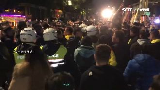 不滿廟方口氣差　4圍觀男亮刀叫囂