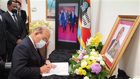 行政院長蘇貞昌21日在外交部長吳釗燮陪同下，前往史瓦帝尼王國駐台大使館弔唁故總理戴安伯。(圖/外交部提供)