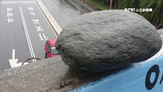 20公斤落石從天降　車門遭砸險害命