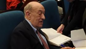 傅高義上海演講　聽眾排隊簽書以「日本第一」等著作聞名的哈佛大學退休教授傅高義（Ezra Vogel）5日在上海華東師範大學演講，許多讀者排隊簽書。中央社記者張淑伶上海攝  106年11月5日