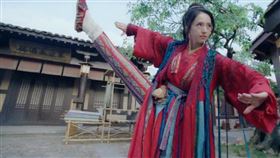 董璇在《有翡》拍戲現場抬腿功夫帥照，竟被質疑是木頭「假腿」。（圖／翻攝自董璇微博）