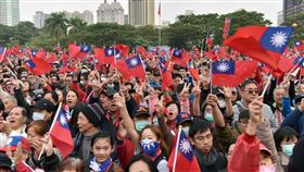 高雄市政府與高雄市議會今（1）日於文化中心舉行元旦升旗典禮，高雄市長韓國瑜、副議長陸淑美率府會團隊到場，與民眾齊唱國歌。（圖／高雄市政府提供）